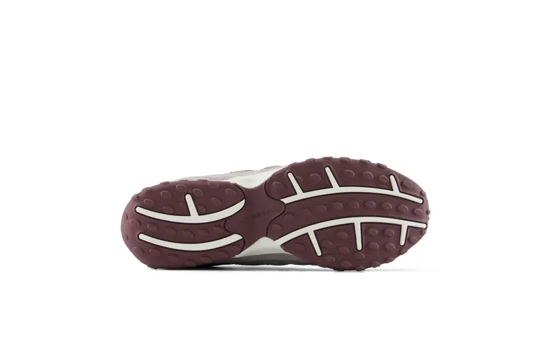 New Balance 204L “Truffle Salt” (U204L8WR): mauve suède met bordeaux, de kleur van dit najaar (5)