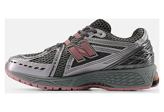 New Balance 1906 “Dark Silver/Rosewood”: donker zilver, warm randje (2)
