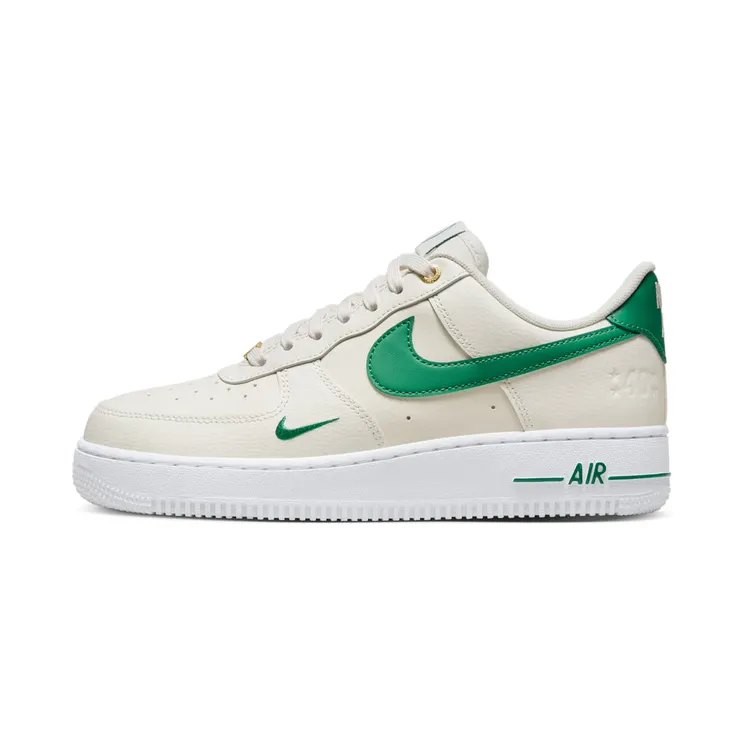 Nike Air Force 1 ’07 SE Wmns “Sail / White / Metallic Gold / Malachite” (DQ7582-101)
