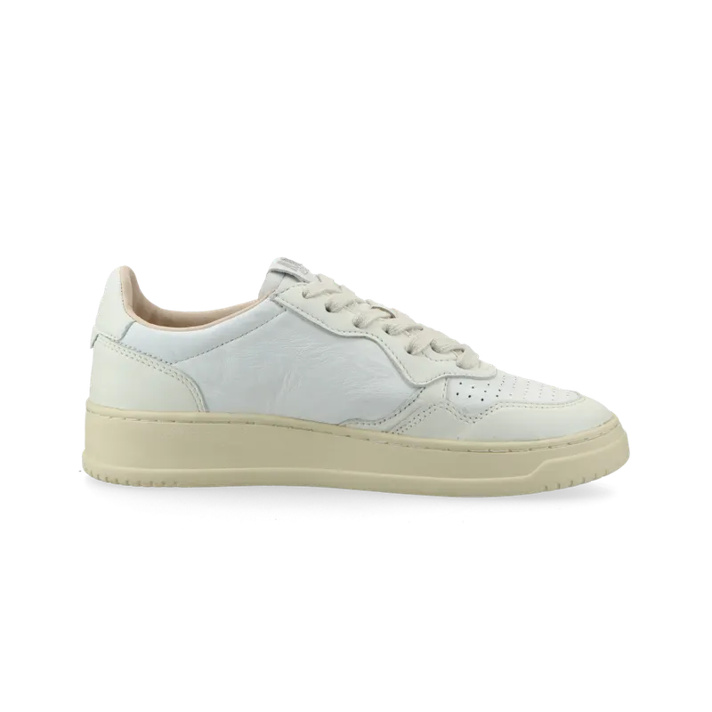 Autry Medalist Low W (goat / wash / white / white) – AULWGH01