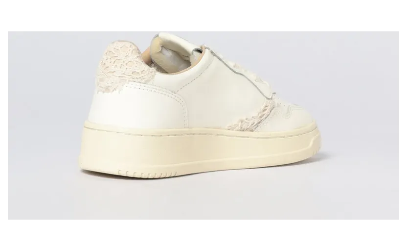 Autry Medalist Low Leather Sneakers with Lace Details Black (AULWMJ01) (2)