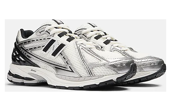 New Balance 1906R “Silver Metallic”: chroom op straatniveau (4)