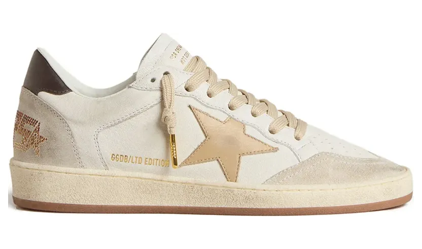 Golden Goose Ball Star Ltd mit beigem Stern und schwarzer Fersenlasche “White” (GWF00327F007297)