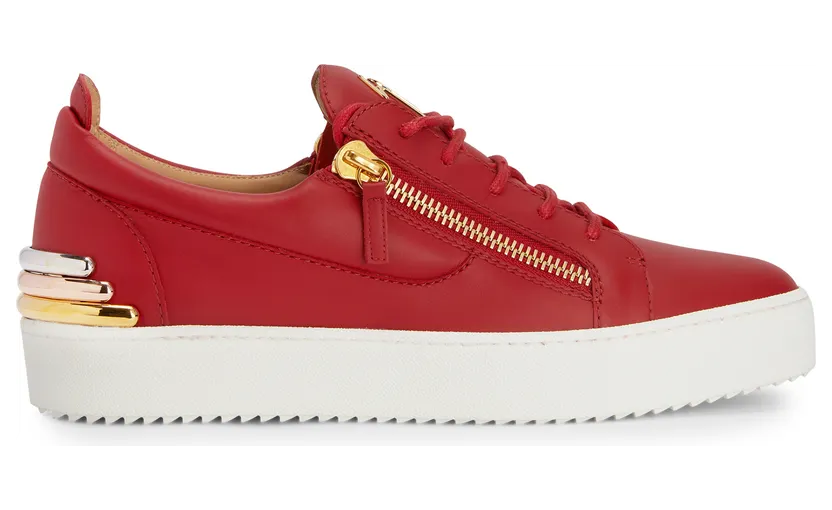 Giuseppe Zanotti Cette sneaker basse zanotti emblématique et inimitable a été revisitée avec une tige en cuir rouge et arbore un détail en métal de trois couleurs sur le talon. la signature » en métal doré sur la languette, les fermetures à glissière assorties sur la ti (RM20052003)