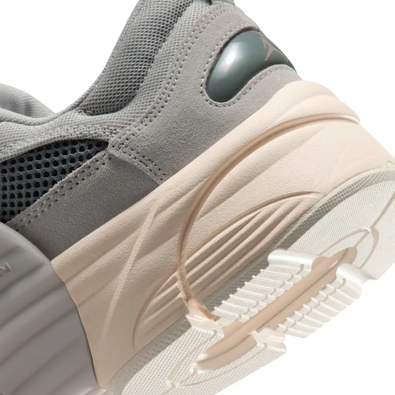 Jordan Trunner Light Iron Ore/Smoke Grey/Chalk/Legend Medium Brown (IB3722-011)