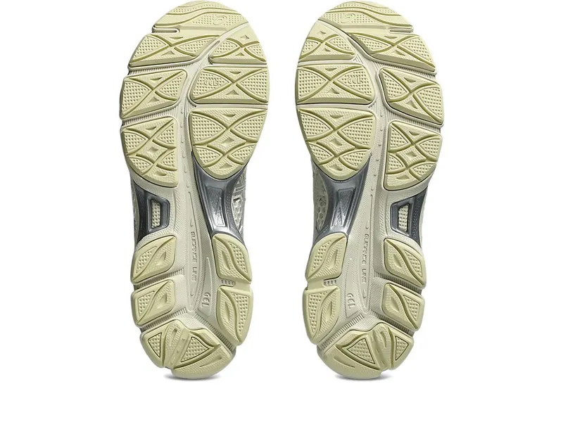 ASICS GEL-CUMULUS 16 “Cream / Pure Silver” (1203A733-107)