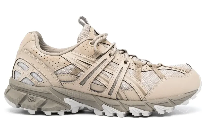 ASICS Sneakers mit Kontrasteinsätzen – Nude (1201A688)