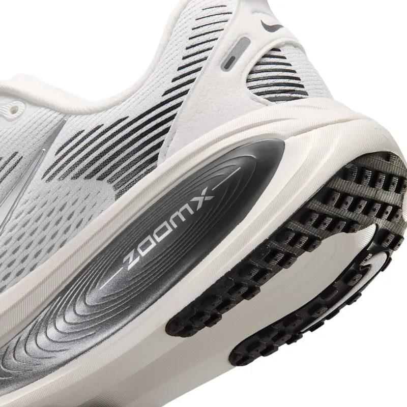 Nike Vomero 18 Summit White/Sail/Photon Dust/Metallic Silver (IO9915-101)