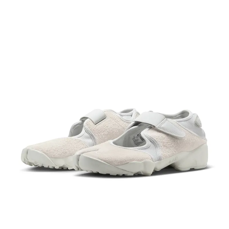 Nike Air Rift “Suede Pack” (photon dust / summit white) – HQ1474-001