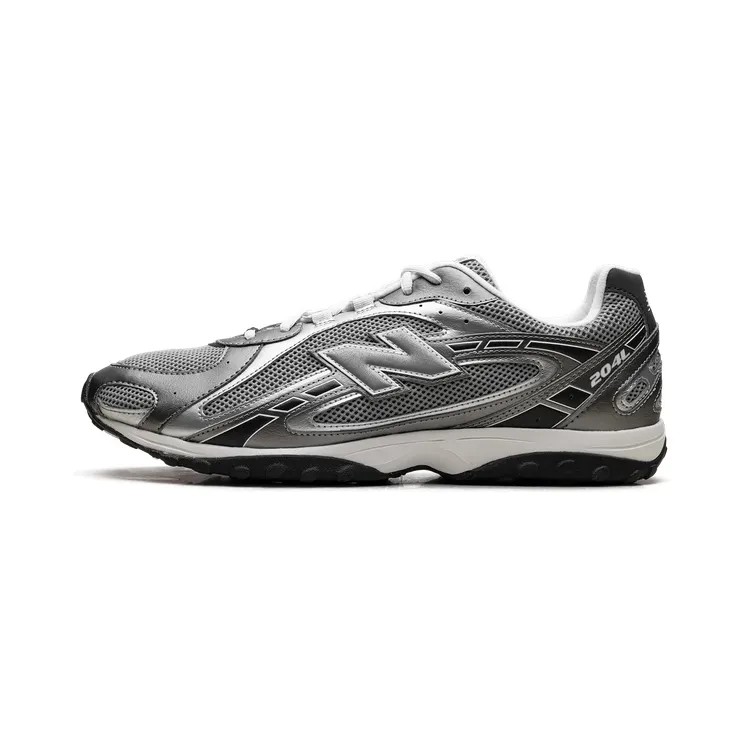 New Balance 204L “Dark Silver Metallic”: plat, blits en berekend