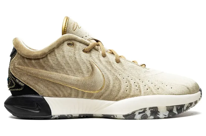 Nike x The Shop LeBron 21 Metallic Gold sneakers – Goud (FZ7883)