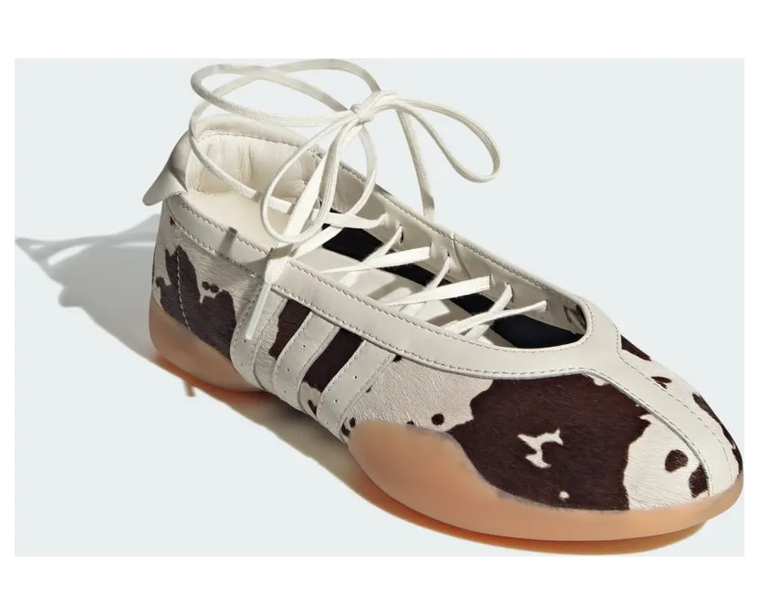 adidas Taekwondo Mei “Cow Print” (KJ0229) — koeienprint op een ballerina-silhouet (4)