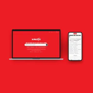 De sneaker zoekmachine van Solezilla getoond op een laptop en een telefoon: links het zoekveld met "goedkoopste nike air max maat 44", rechts de resultaten met de herkende filters en de prijzen voor maat 44.