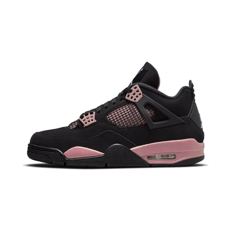 Air Jordan 4 “Rust Pink” (HV0823-001): roze accenten op een zwarte 4, zonder dat het je hele fit overneemt