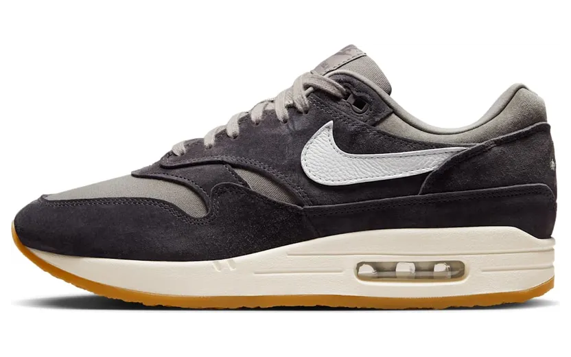 Air Max 1 Crepe “Soft Grey” (FD5088-001): onder maat 39 is dit een heel andere schoen