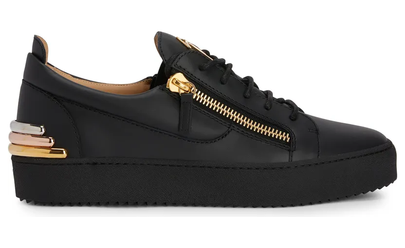 Giuseppe Zanotti Cette sneaker basse zanotti emblématique et inimitable a été revisitée avec une tige en cuir noir et arbore un détail en métal de trois couleurs sur le talon. la signature » en métal doré sur la languette, les fermetures à glissière assorties su (RM20052001)