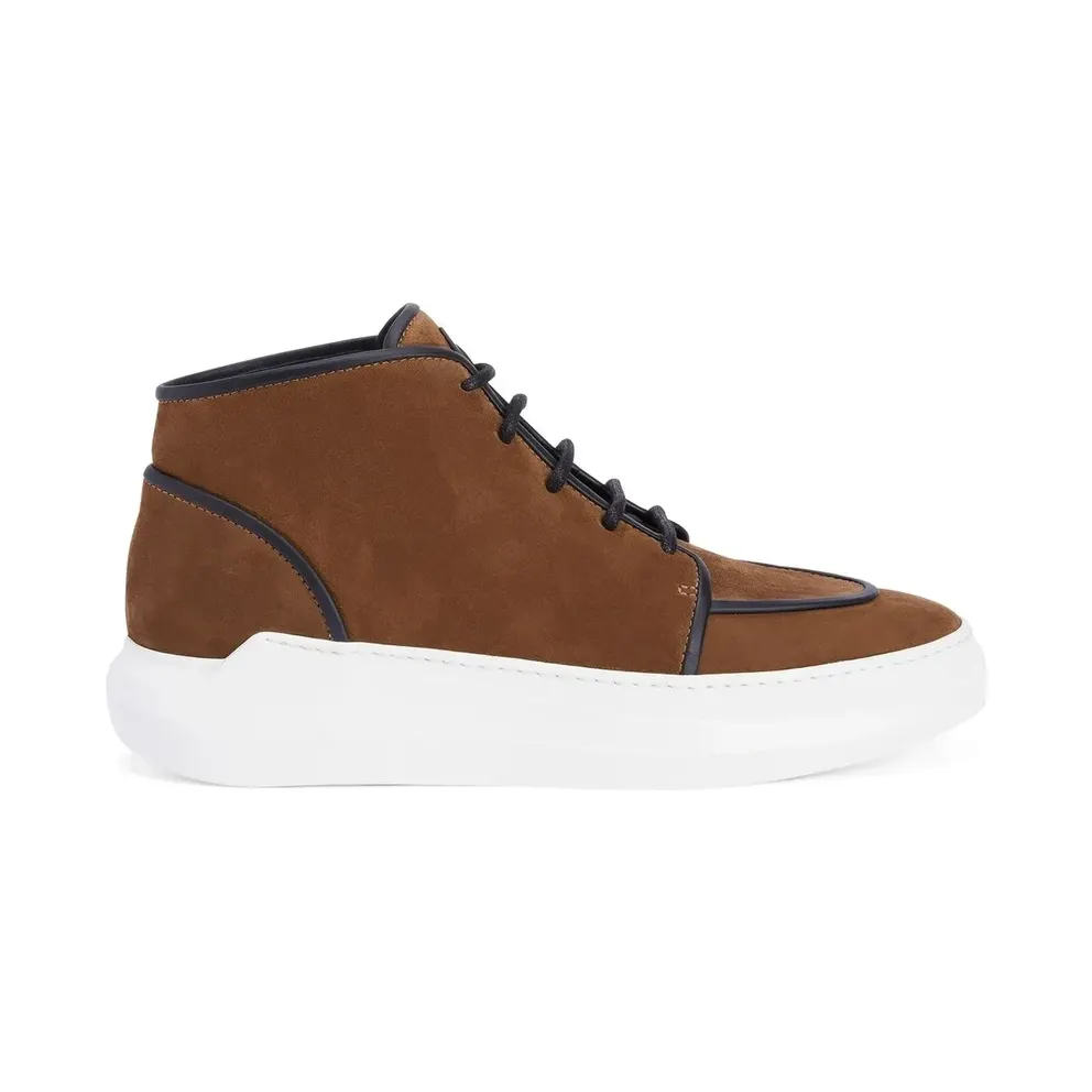 Giuseppe Zanotti Sneakers confectionnées en daim marron clair avec détails en cuir noir, dotées d’un détail’signature’en métal caoutchouté noir et d’une semelle en caoutchouc blanc contrastant. (IU20033001)