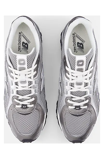 New Balance 204L “Dark Silver Metallic”: plat, blits en berekend (3)