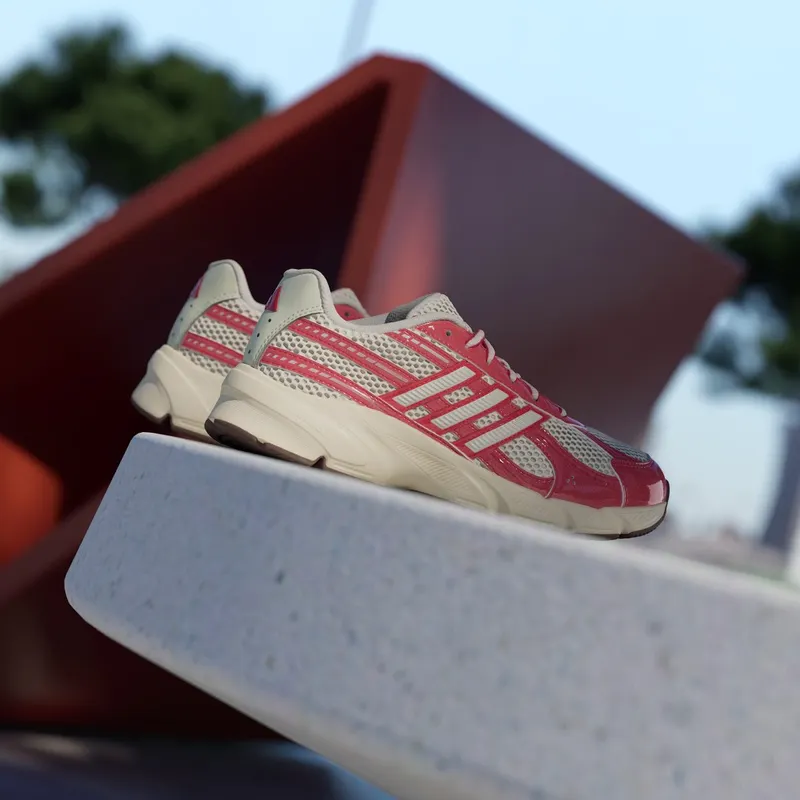 Adidas TECHNOCHAOS 2000 SNEAKERS Off White / Pearl Met. / Better Scarlet (HQ9280)