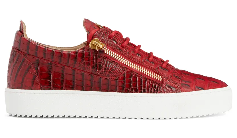 Giuseppe Zanotti Sneakers basses, confectionnées en cuir rouge imprimé crocodile avec lacets en coton assortis, dotées d’un détail signature » en métal doré sur la languette et de fermetures à glissière dorées sur les côtés de la tige. la semelle en caoutchouc blanc contr (RU00010122)
