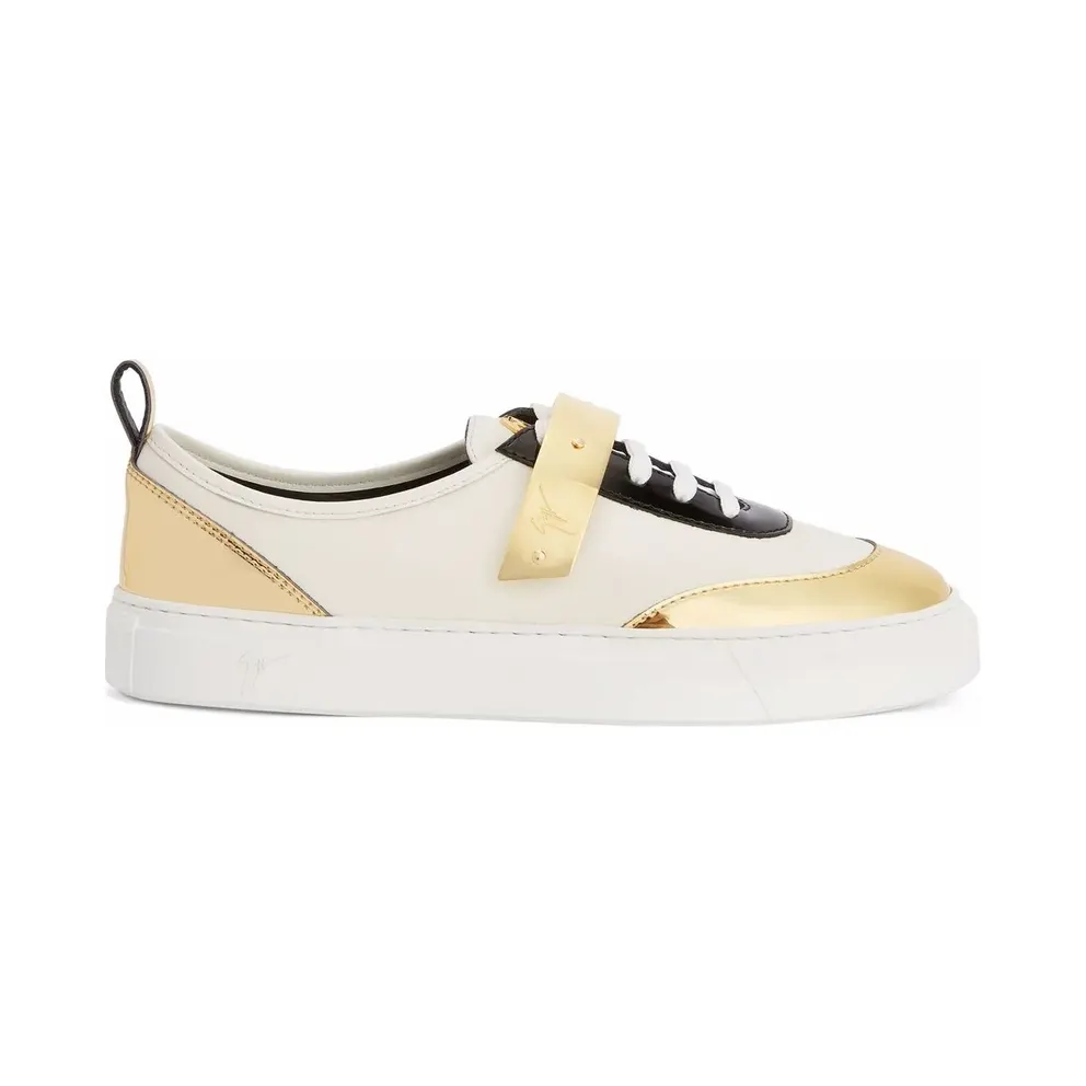 Giuseppe Zanotti Sneaker basse en cuir blanc avec tissu synthétique doré et inserts en cuir verni noir, arborant un détail signature » en métal doré sur la languette. une sangle en métal assorti ornée du logo et une semelle en caoutchouc blanc complètent ce modèle. (RS20062001)