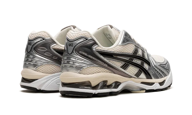 Gel-Kayano 14 “Cream/Black”: zilver, creme en een paars hielstuk (2)