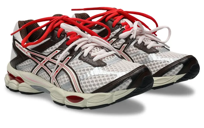 NAKED x ASICS GEL-Cumulus 16 (1203B330-700): de Kopenhaagse runner met twee sets veters dropt vandaag (3)