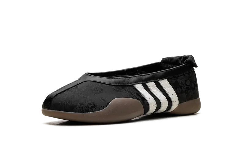 adidas Taekwondo Mei “Core Black”: plat profiel met een verborgen bloemenprint (3)