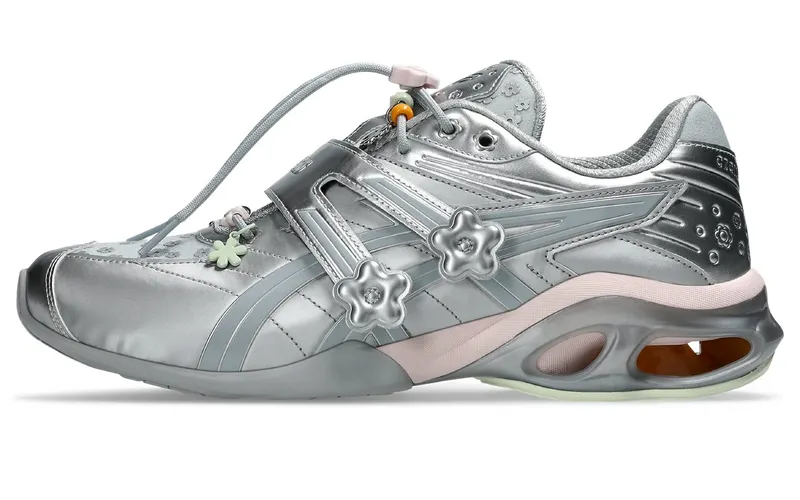 Cecilie Bahnsen x ASICS GEL-Kinetic FR: zilver met bloemen erop (2)