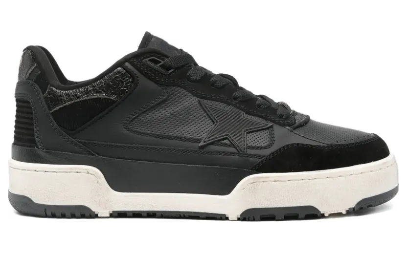 Golden Goose mit Stern-Patch “Black” (GMF00630F007373)