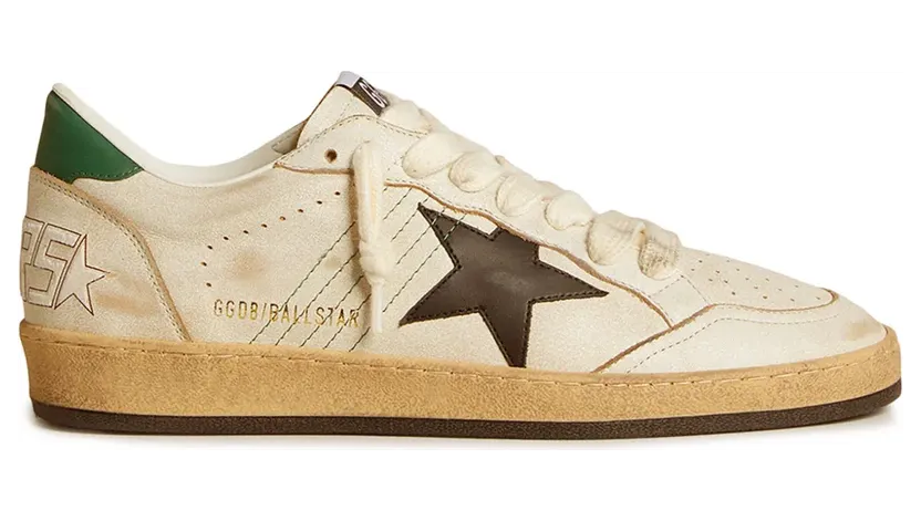Golden Goose Ball Star mit schwarzem Lederstern und grüner Fersenlasche “White” (GMF00117F006550)