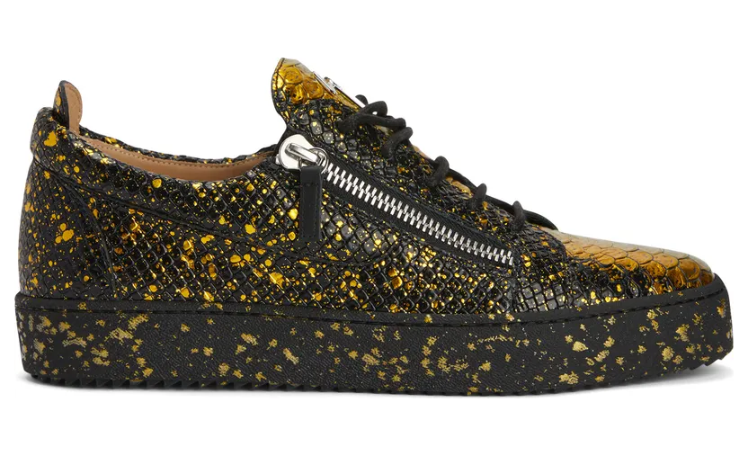 Giuseppe Zanotti Cette sneaker basse zanotti iconique et inimitable aété revisitée avec une tige en cuir à imprimé python noir et jaune avec effet métallique et arbore une signature » en métal noir sur la languette. les fermetures à glissière argentées latérales et la (RM20023005)