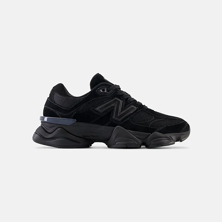 New Balance 9060 “Triple Black” (U9060BPM): zwart op zwart, met één grijze onderbreking