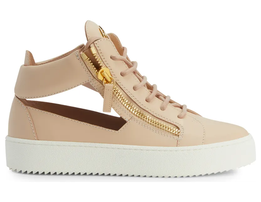 Giuseppe Zanotti Cette sneaker semi-montante zanotti iconique et inimitable aété revisitée avec une tige en cuir rose et des découpes sur les côtés. les fermetures à glissière assorties sur la tige, le détail signature » en métal doré et la semelle en caoutchouc blanc (RS20066003)