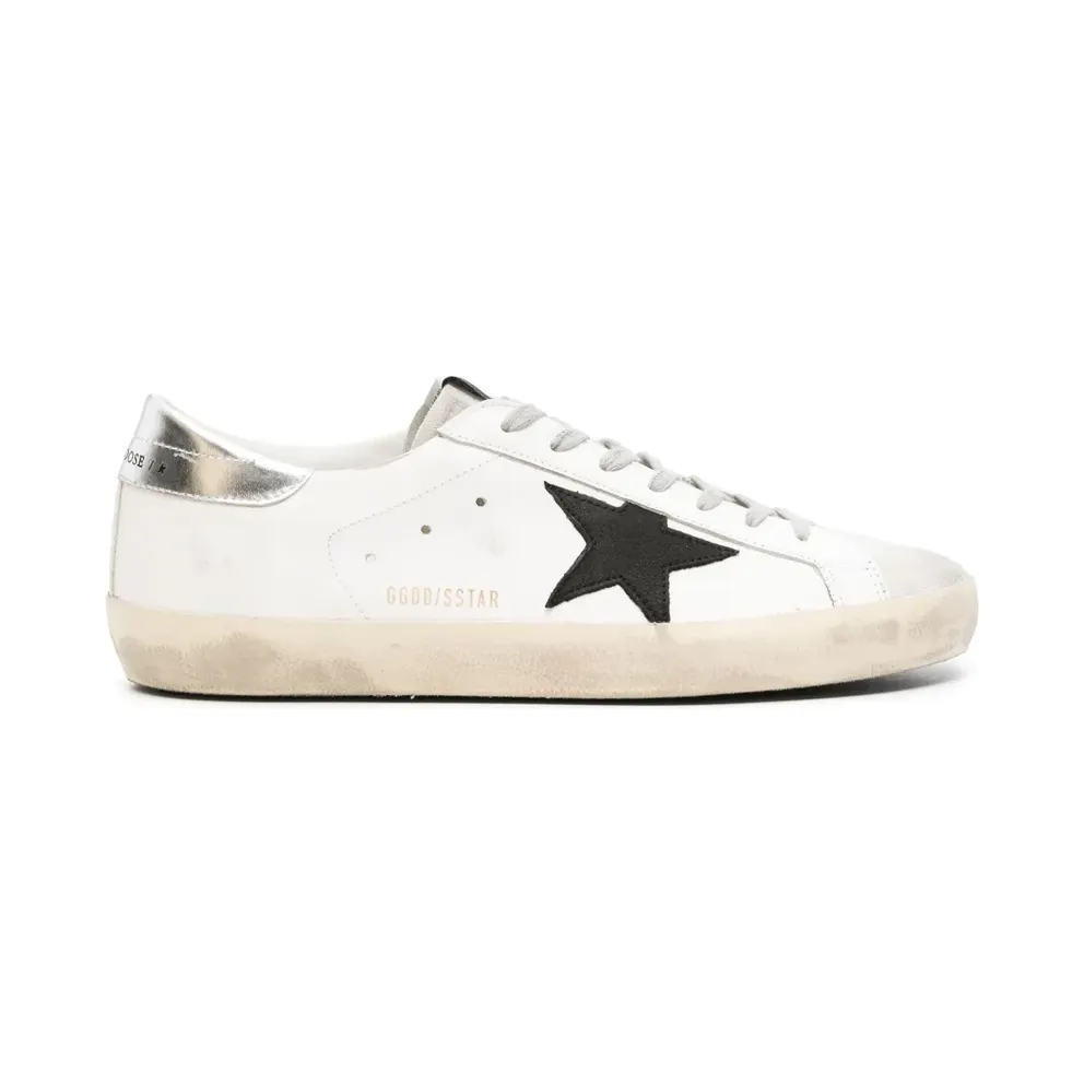 Golden Goose Super-Star aus weißem Leder mit schwarzem Nubuk-Stern und silberfarbener Metallic-Lederferse (GMF00101F005769)