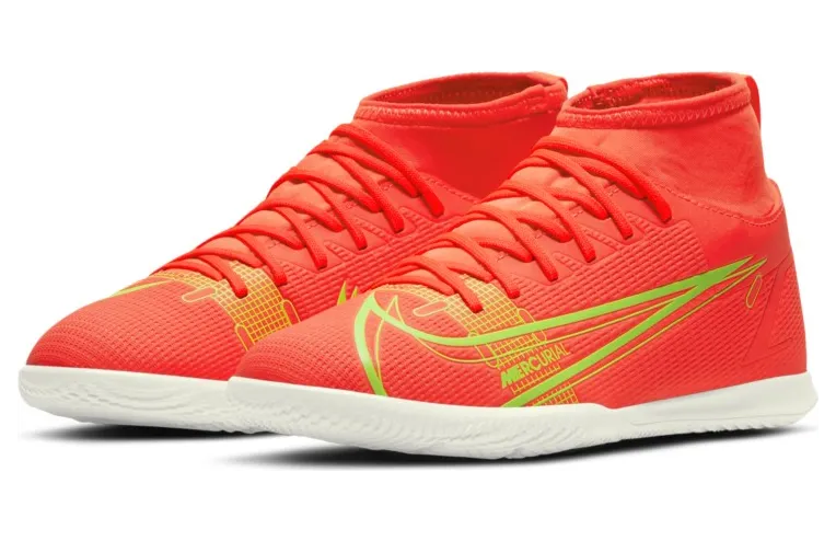 Nike Jr. Mercurial Superfly 8 Club IC Fußballschuh für Hallen- und Hartplätze für jüngere/ältere Rot (CV0792-600)