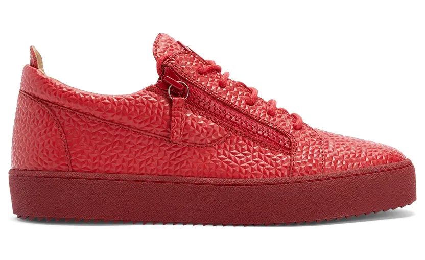 Giuseppe Zanotti Sneakers basses confectionnées en cuir rouge avec imprimé pyramidal et lacets en coton assortis, dotées d’un détail signature » caoutchouté rouge sur la languette et de fermetures à glissière argentées sur les côtés de la tige. la semelle en caoutchouc ro (RU20011003)