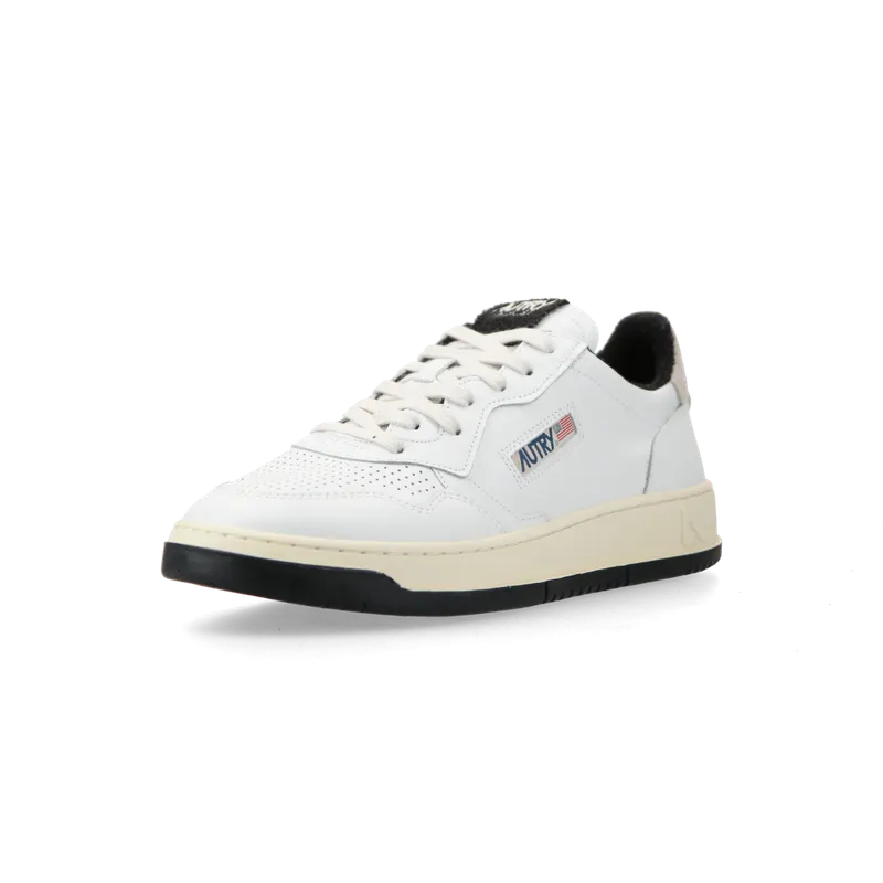 Autry Medalist Low (White / Black) – AULMVS08