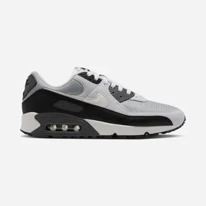 Een grijze Air Max 90 met zilveren glans: het soort paar dat blijft liggen