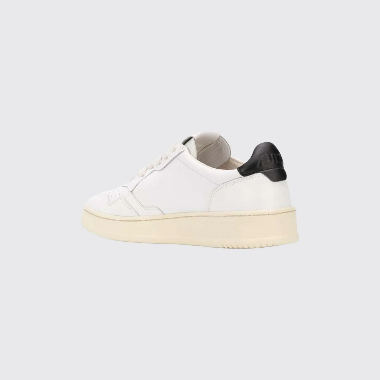 Autry Medalist Low Trainers in Smooth Calfskin with Perforated Toe Black 1 (AULMV102) (2)