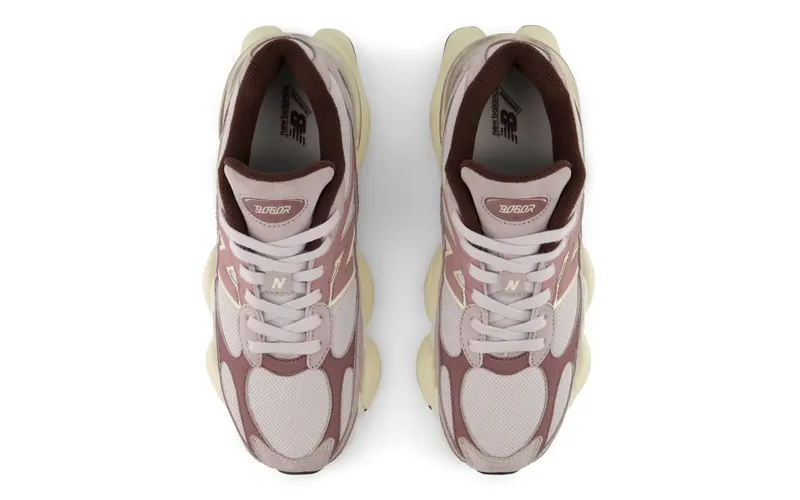 New Balance 9060R “Truffle Salt”: mauve, crème en een zool die het rustig houdt (3)