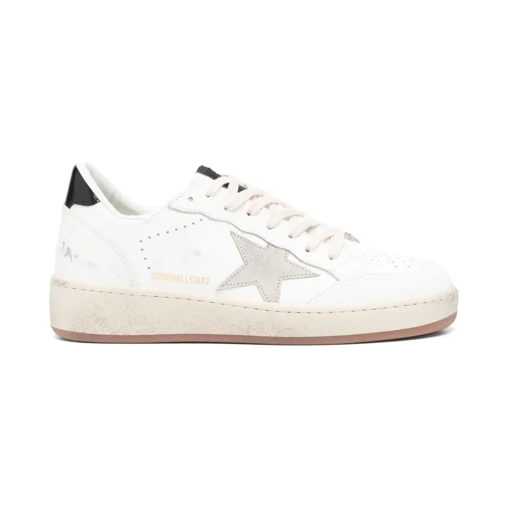 Golden Goose Ball Star mit eisgrauem Wildlederstern und schwarzer Fersenlasche – White (GMF00804F006970)