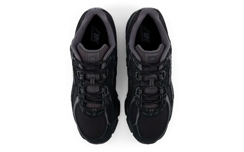 New Balance 740 Black