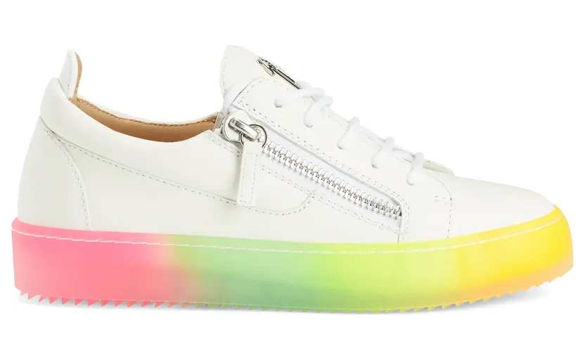 Giuseppe Zanotti Sneakers basses confectionnées en cuir blanc et cuir verni avec lacets en coton assortis, dotées d’un détail signature » en métal argenté sur la languette et de fermetures à glissière argentées sur les côtés de la tige. la semelle en caoutchouc multicolor (RU20007002)