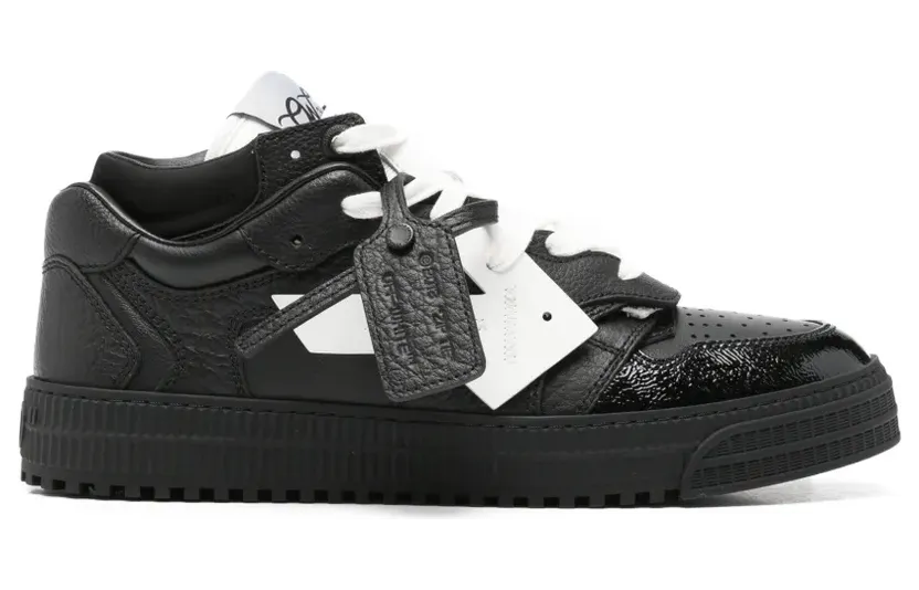 Off-White mit Pfeil-Patch “Black” (M244S6L001)