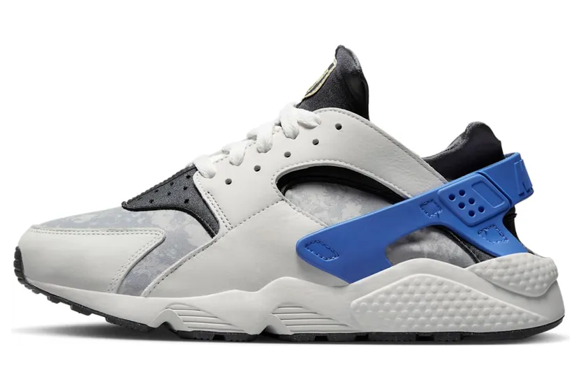 Nike Air Huarache “Social FC” (DR0286-100)