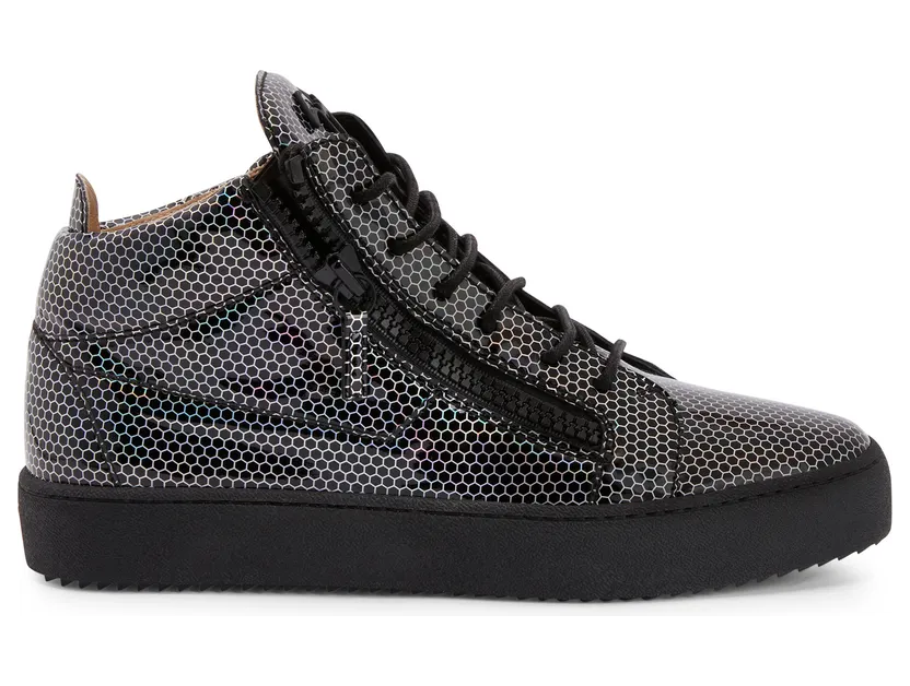 Giuseppe Zanotti Sneakers basses confectionnées en tissu synthétique lamé noir avec lacets en coton ciré noir, dotées d’un détail signature » en métal caoutchouté noir sur la languette et de fermetures à glissière noires sur les côtés de la tige. la semelle en caoutchouc (RU20006003)