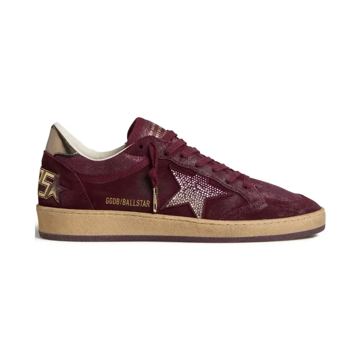 Golden Goose Ball Star aus bordeauxfarbenem Wildleder mit Kristallstern und Fersenlasche aus Metallic-Leder “Red” (GWF00771F007896)