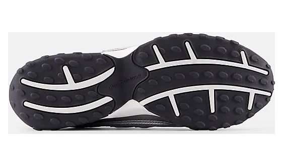 New Balance 204L “Dark Silver Metallic”: plat, blits en berekend (5)
