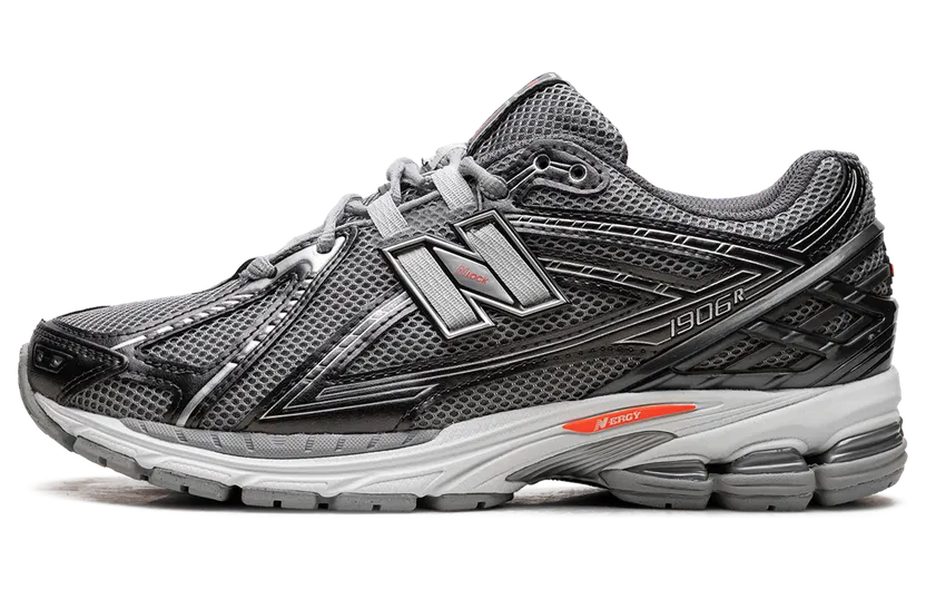 New Balance 1906 “Black Metallic”: stealth-mode aan